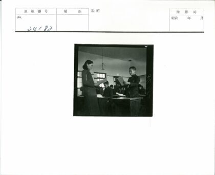 学生在教室认真读书.jpg