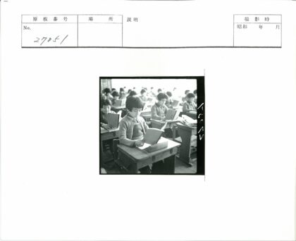 学生在教室认真读书.jpg