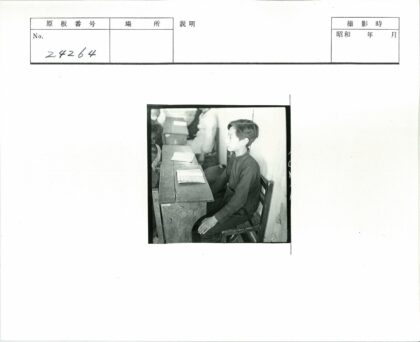 学生在教室读书学习.jpg