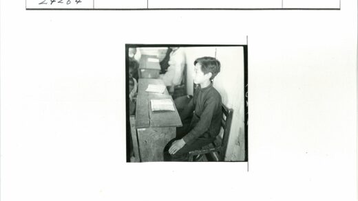 学生在教室读书学习.jpg