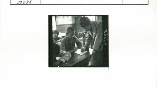 学生在教室课桌写字老师辅导.jpg