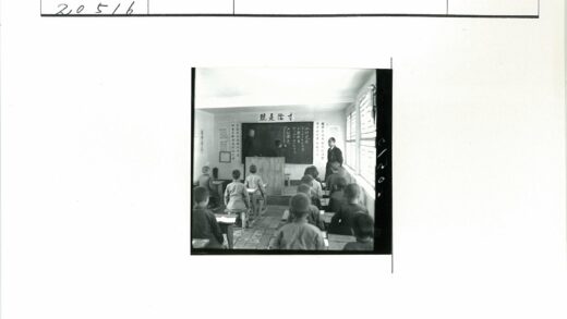 学生在黑板前写字课堂场景.jpg