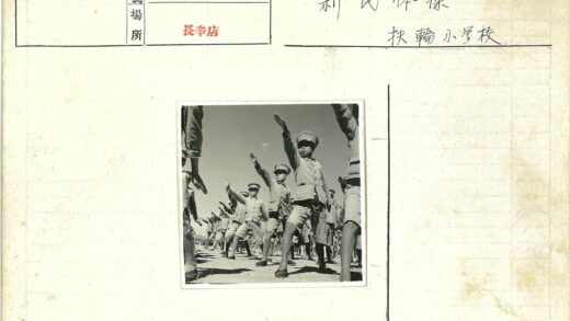 学生户外团体操表演.jpg