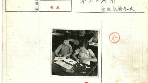 学生手工课制作纸艺作品.jpg