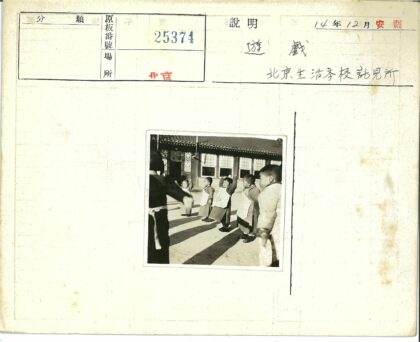 学生校服建筑前合影.jpg