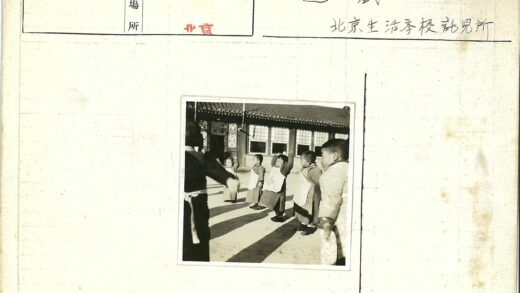 学生校服建筑前合影.jpg