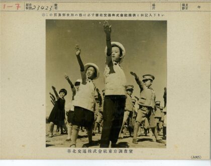 学生校服户外运动合影.jpg