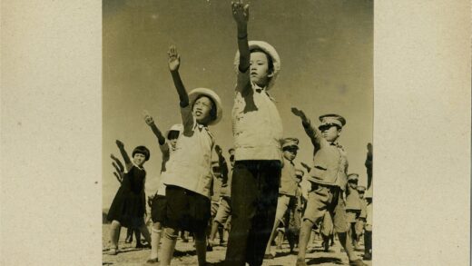 学生校服户外运动合影.jpg