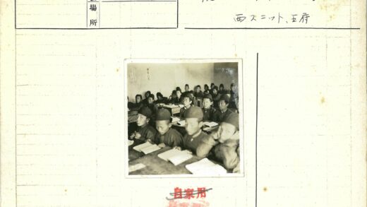 学生深色制服课堂学习.jpg