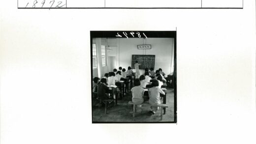 学生看书老师板书课堂场景.jpg
