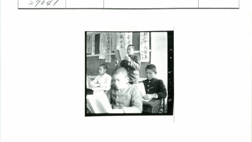 学生站着看书教室学习场景.jpg