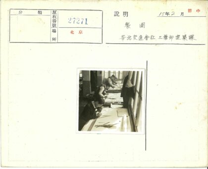 学生绘制建筑图纸的自然光教室.jpg
