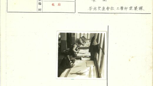学生绘制建筑图纸的自然光教室.jpg