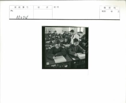 学生课堂学习老师指导.jpg