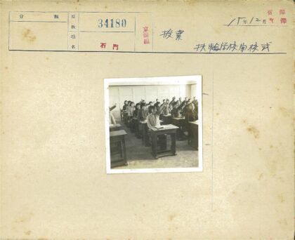 学生课堂积极举手互动.jpg