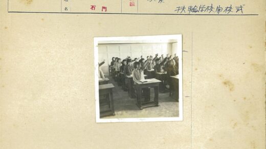 学生课堂积极举手互动.jpg