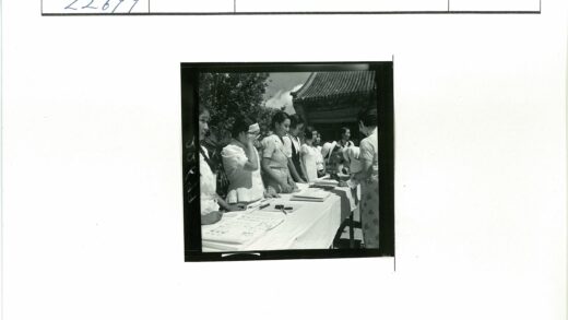 学者们在传统建筑前研讨.jpg
