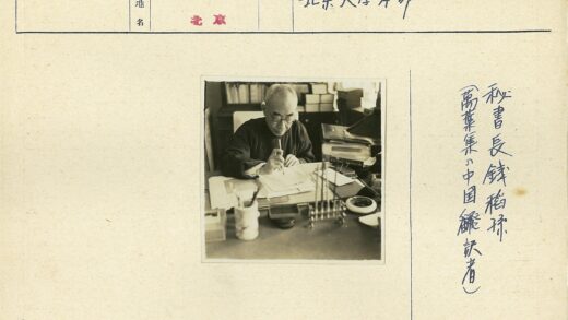 学者伏案挥毫书香满桌.jpg