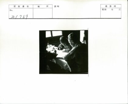学者围桌写作讨论.jpg