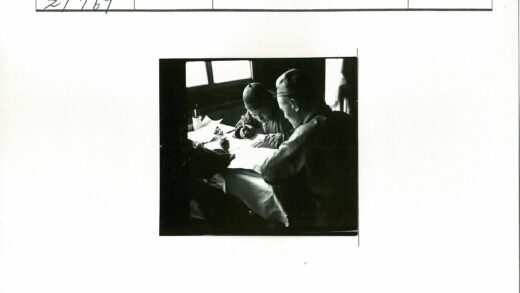学者围桌写作讨论.jpg