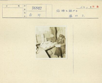学者在书房研读古籍.jpg