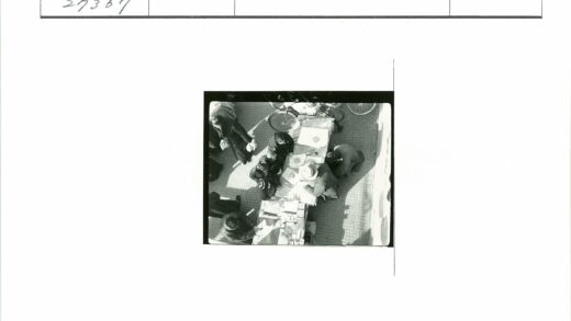 学者户外讨论与自行车街景.jpg