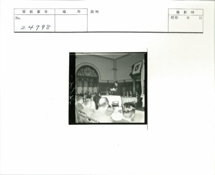 学者演讲于拱窗大厅.jpg