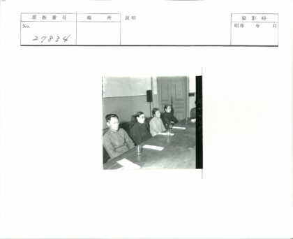 学者讨论文件会议场景.jpg
