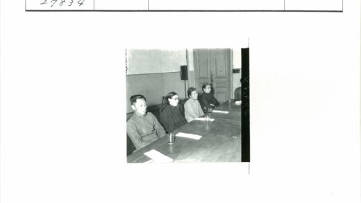 学者讨论文件会议场景.jpg