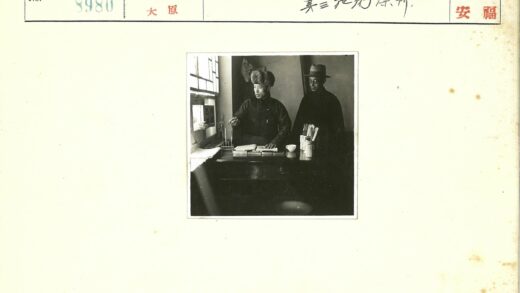 学者讨论窗边递来的纸条.jpg