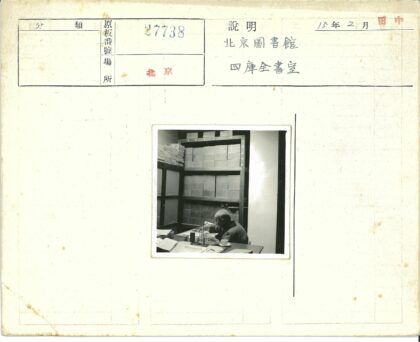 学者阅读文件书房工作场景.jpg