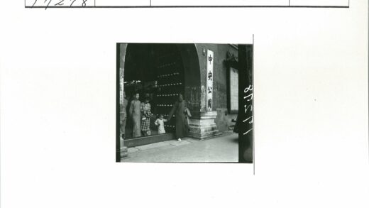 孩子与拱门的传统建筑场景.jpg