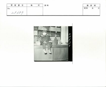 孩子专注制作手工作品.jpg