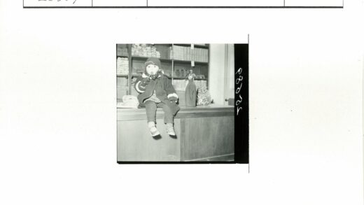 孩子专注制作手工作品.jpg