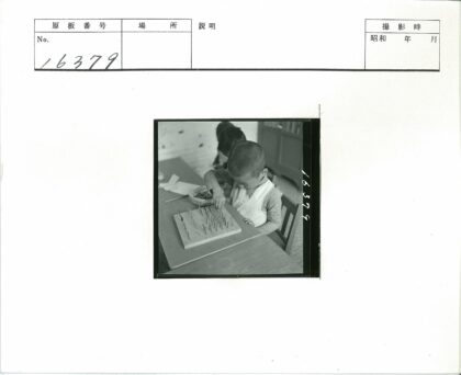 孩子专注玩钉板活动.jpg
