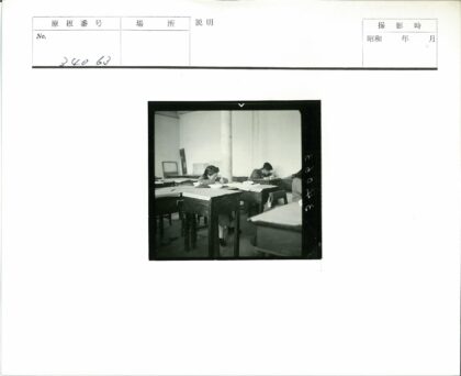 孩子们专注学习教室木桌前.jpg