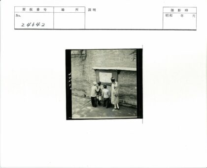 孩子们专注阅读墙边通知.jpg