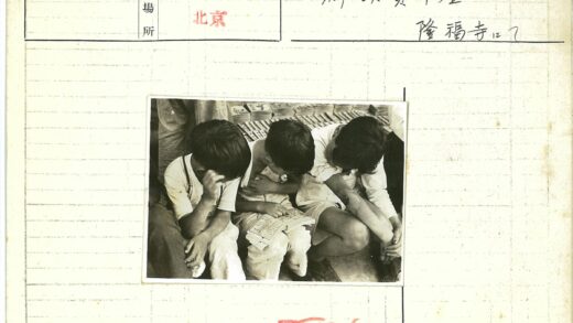 孩子们专注阅读的温馨时刻.jpg