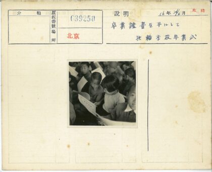 孩子们专注阅读课文试卷.jpg
