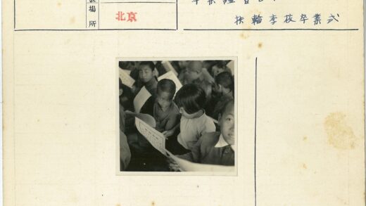 孩子们专注阅读课文试卷.jpg