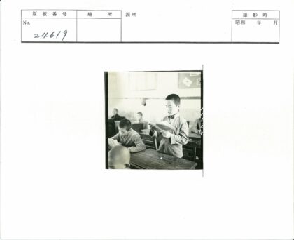 孩子们专注阅读课桌学习.jpg