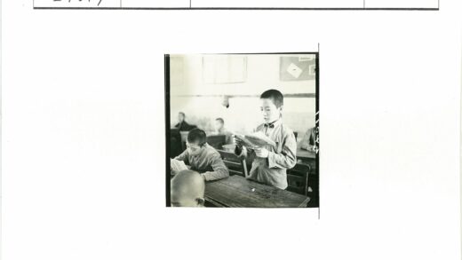 孩子们专注阅读课桌学习.jpg