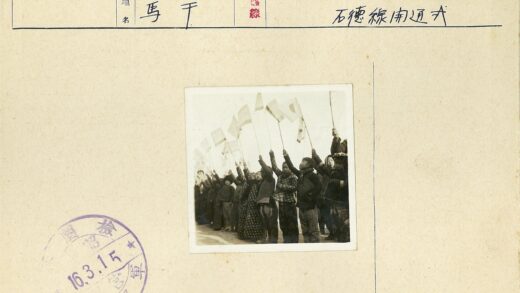 孩子们举旗站排旧照.jpg