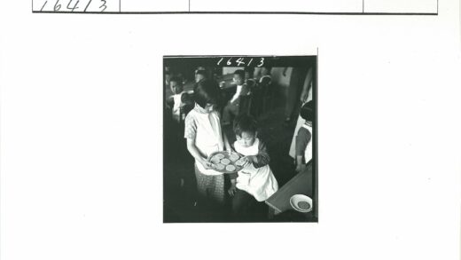 孩子们传递饼干课堂互动.jpg