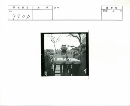 孩子们围坐传统建筑模型.jpg