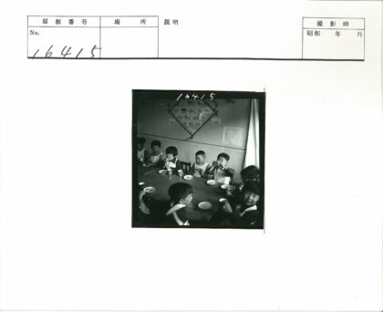 孩子们围桌聚餐的欢乐时光.jpg