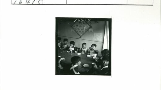 孩子们围桌聚餐的欢乐时光.jpg