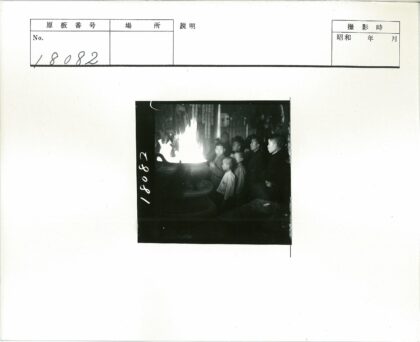 孩子们围火聚会的怀旧瞬间.jpg