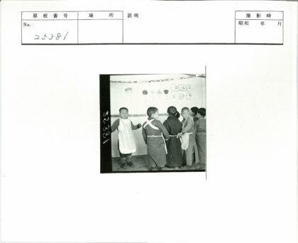 孩子们围裙大衣看画.jpg