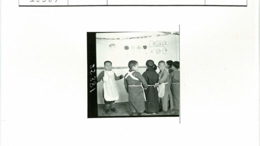 孩子们围裙大衣看画.jpg